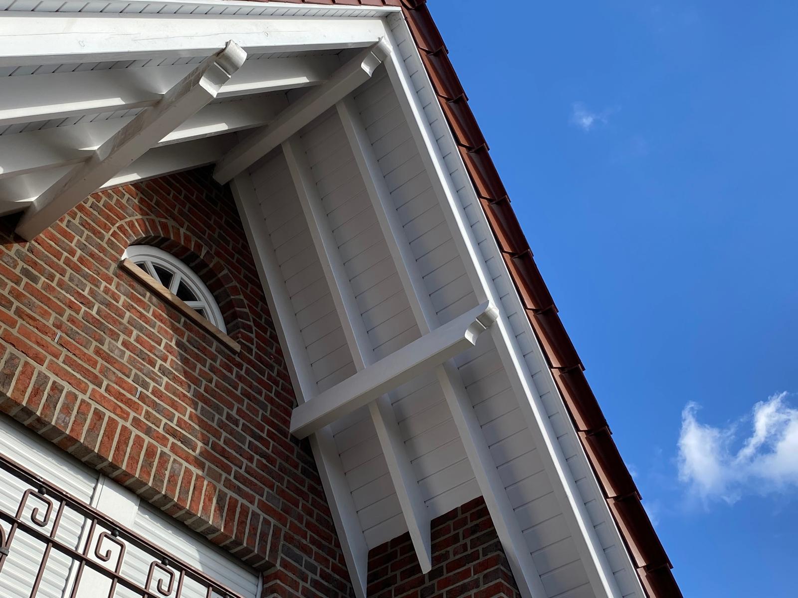 Reinigung von Dach&uuml;berst&auml;nden in Messingen: Wir reinigen auch schwer erreichbare Holz- und Kunststoffteile.